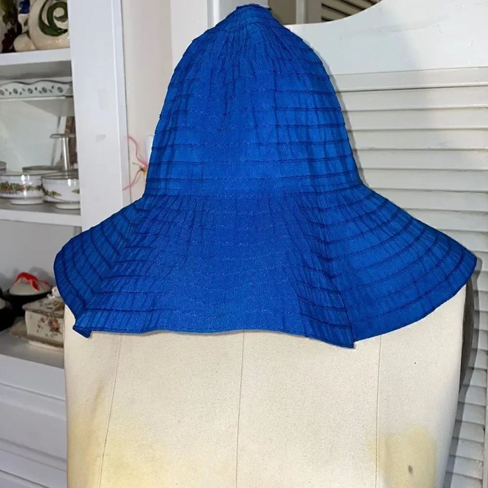 Retro 70s Bucket 🪣 Hat 👒 Cappella Straworld Inc. 1970s Summer look. Chic!